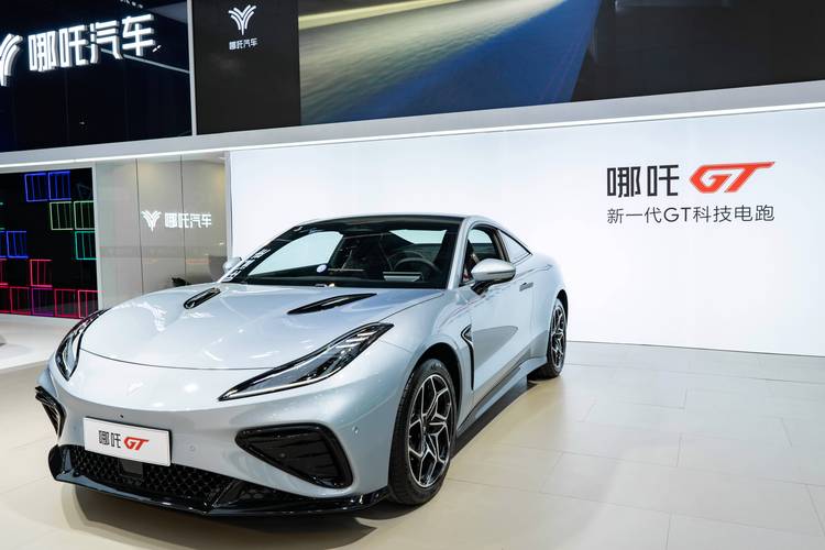 佛山213哪吒汽车在智能汽车领域的表现，领途汽车在新能源汽车市场中的影响力